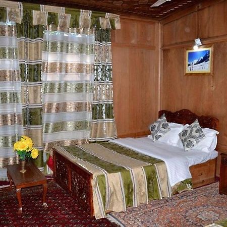 Montreal Group Of Houseboats Hotel Srīnagar Екстериор снимка